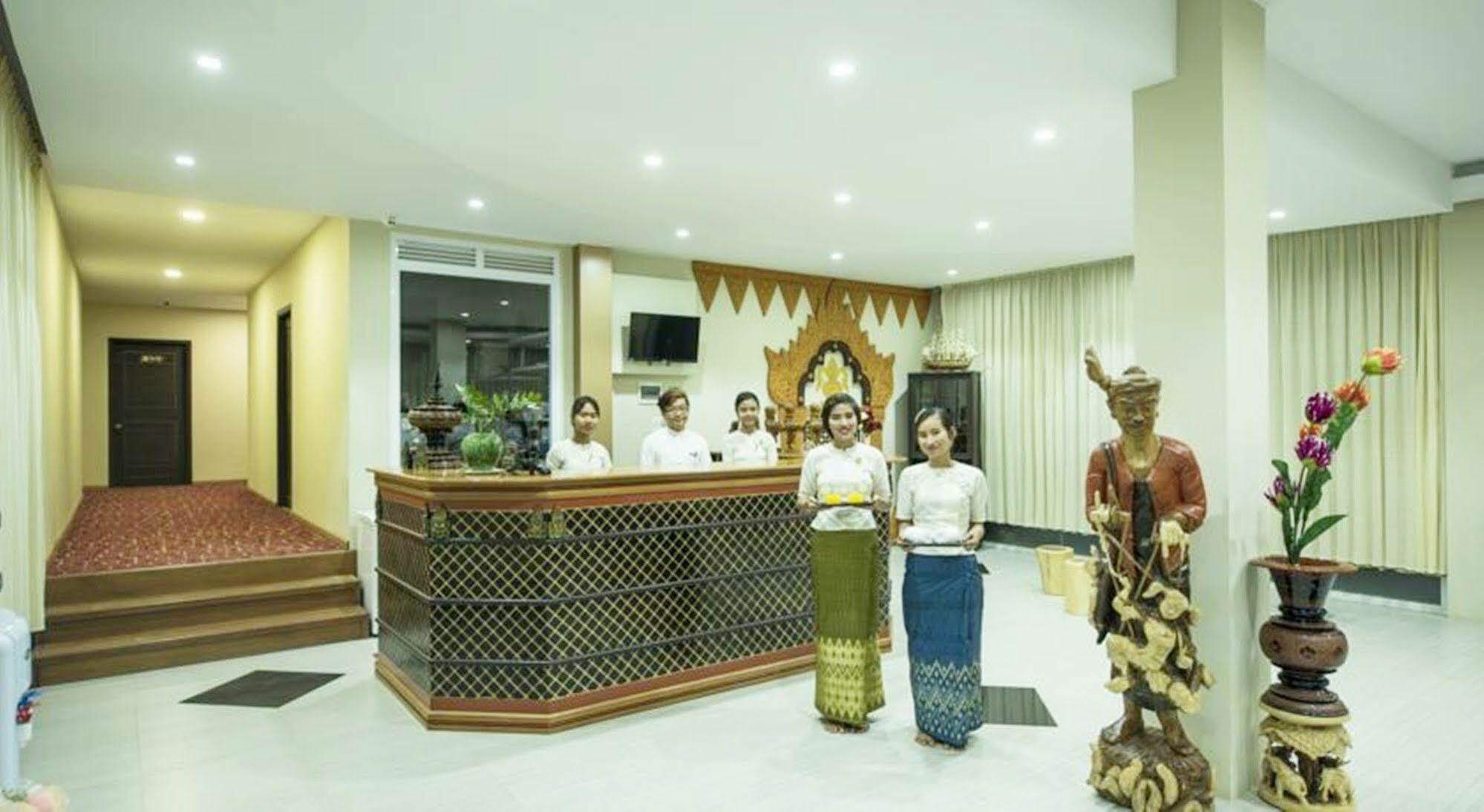 Sky View Hotel Bagan Buitenkant foto